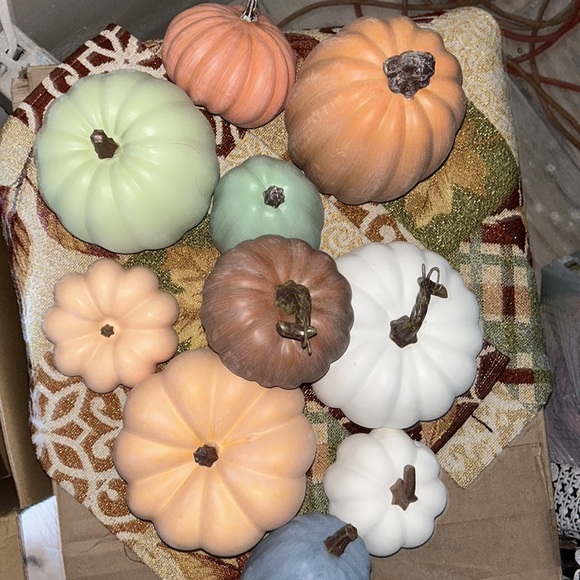 This is a set of 10 foam pumpkins - Picture 2 of 4